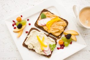 zdravé chleby s pomazánkou a zeleninou vhodné pro fitness jídelníček na míru