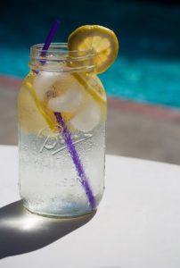 sklenice vody s citrónem